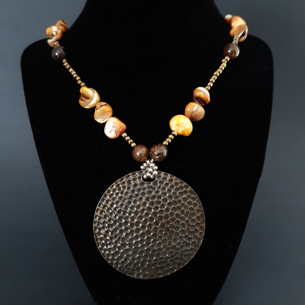 Chunky necklace with pearlize shell